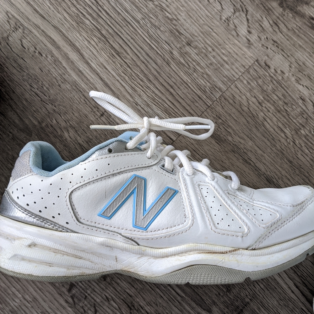 Tennis shoes